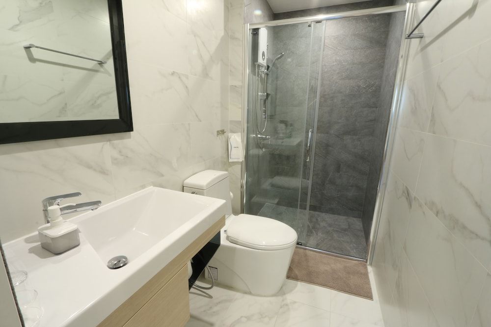 Neveu Premier Residence 3-Bedroom Suite 14