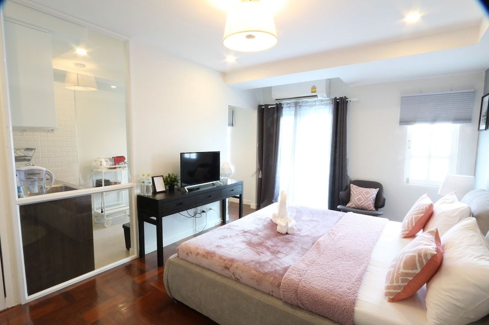 Neveu Premier Residence 2-Bedroom Suite 7