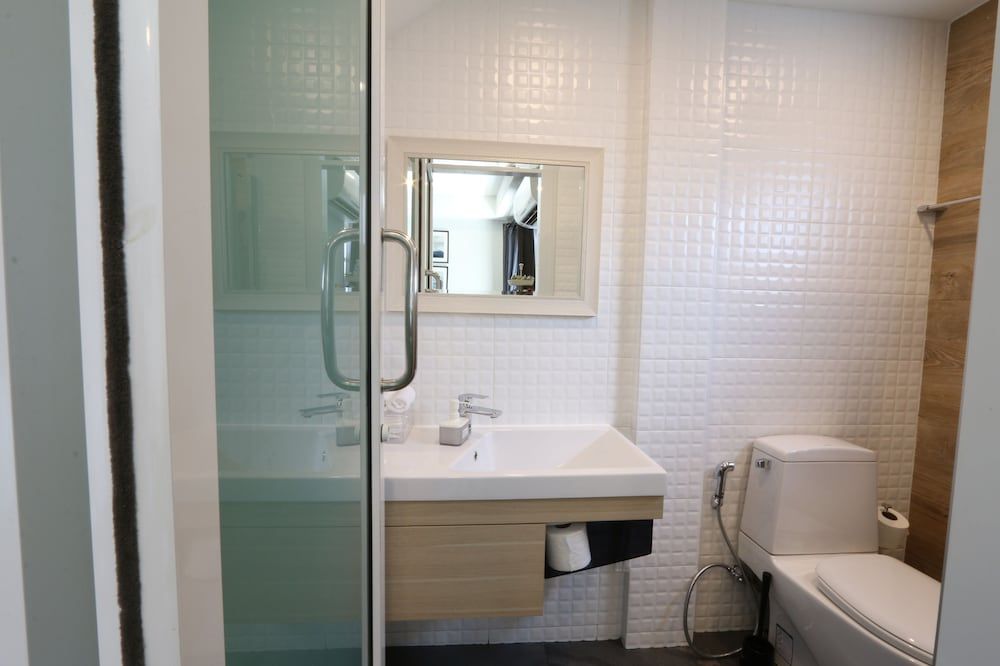 Neveu Premier Residence 3-Bedroom Suite 13