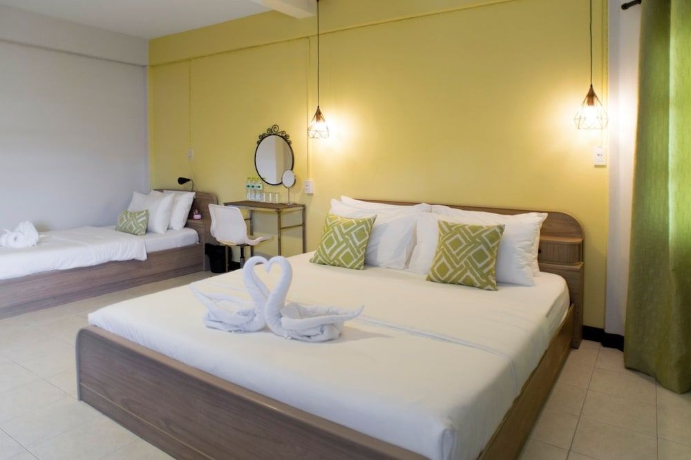 Neveu Premier Residence 5-Bedroom Suite 4