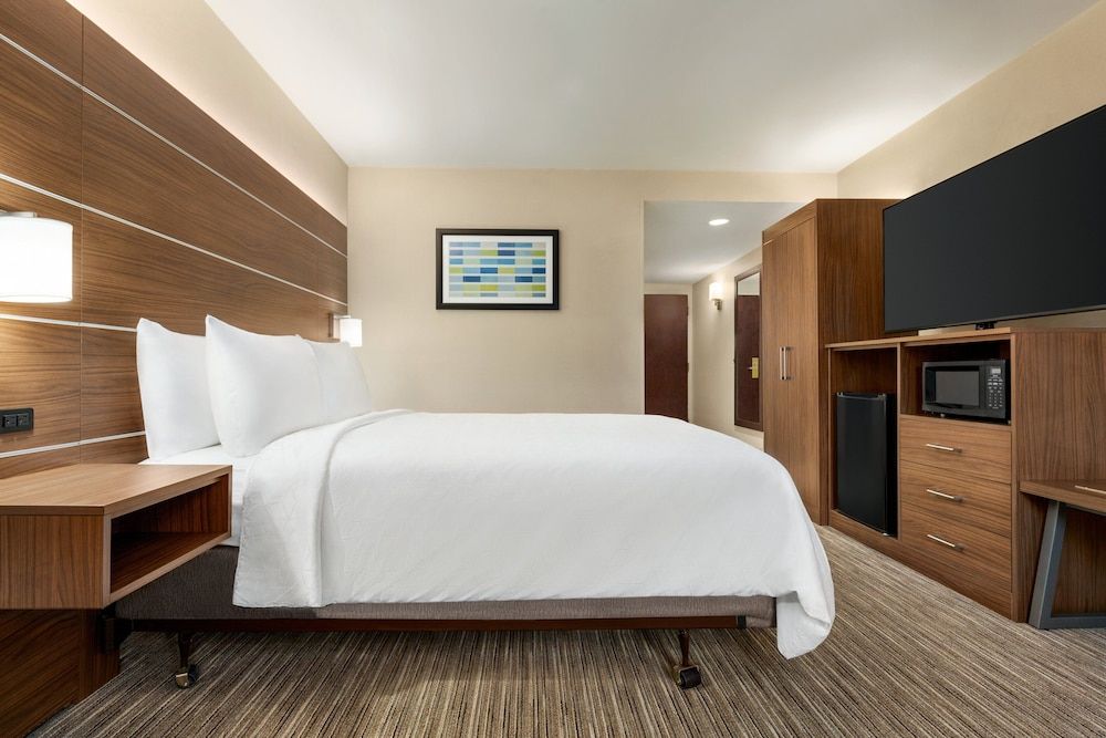 Standard Room, 1 Queen Bed, Accessible (Communications Accessible)