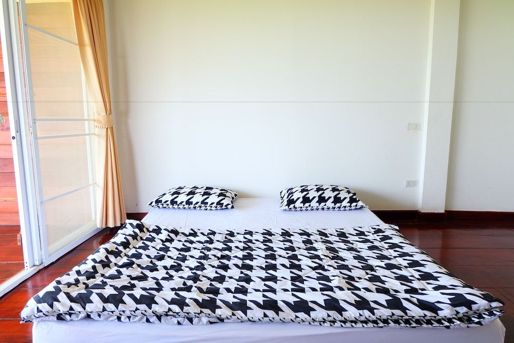 Khunchay House Deluxe Double Room with Balcony 7