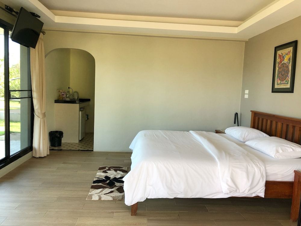 Deluxe Suite, 1 King Bed, Terrace