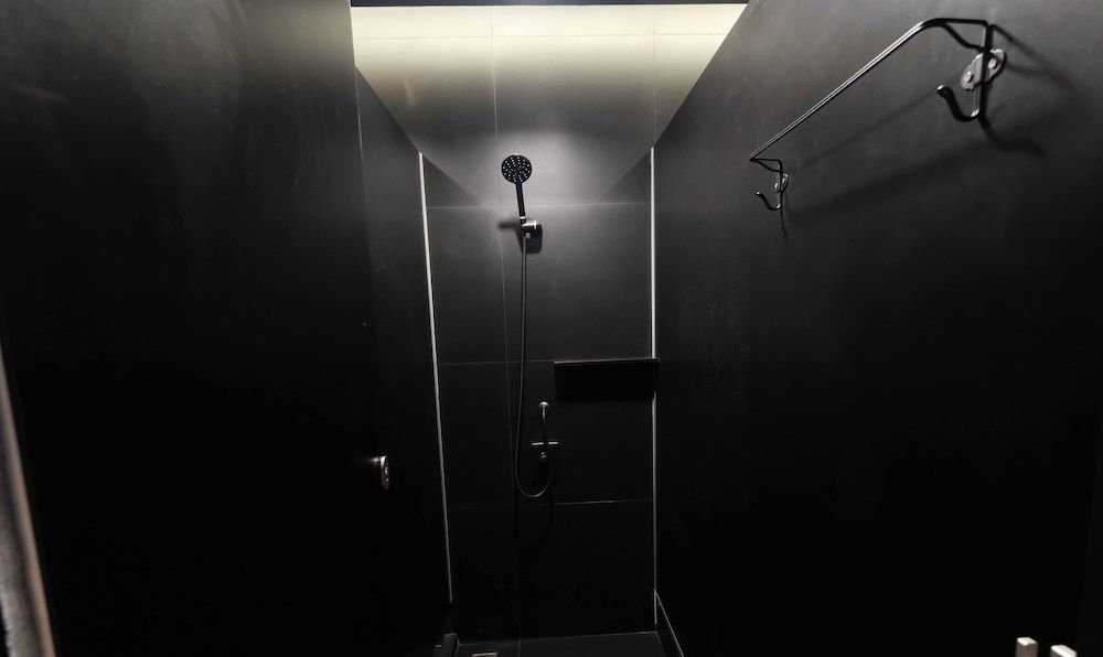 Kloem Hostel - Adults Only Triple Room with Shared Bathroom 5