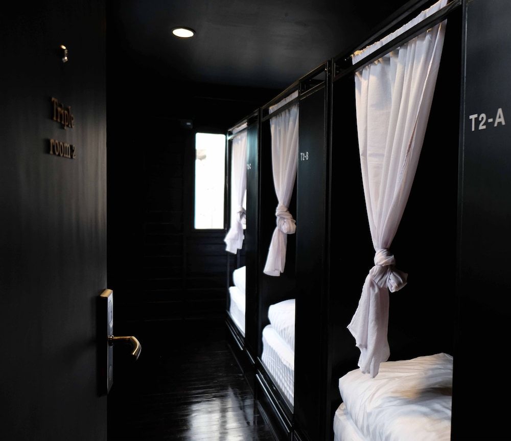 Kloem Hostel - Adults Only Triple Room with Shared Bathroom 8