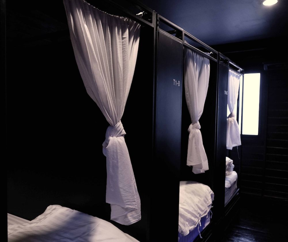 Kloem Hostel - Adults Only Triple Room with Shared Bathroom 6