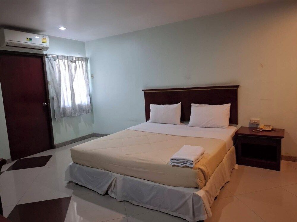 Lopburi Residence Hotel Standard Double Room, 1 Queen Bed, Non Smoking, Air conditioning 2