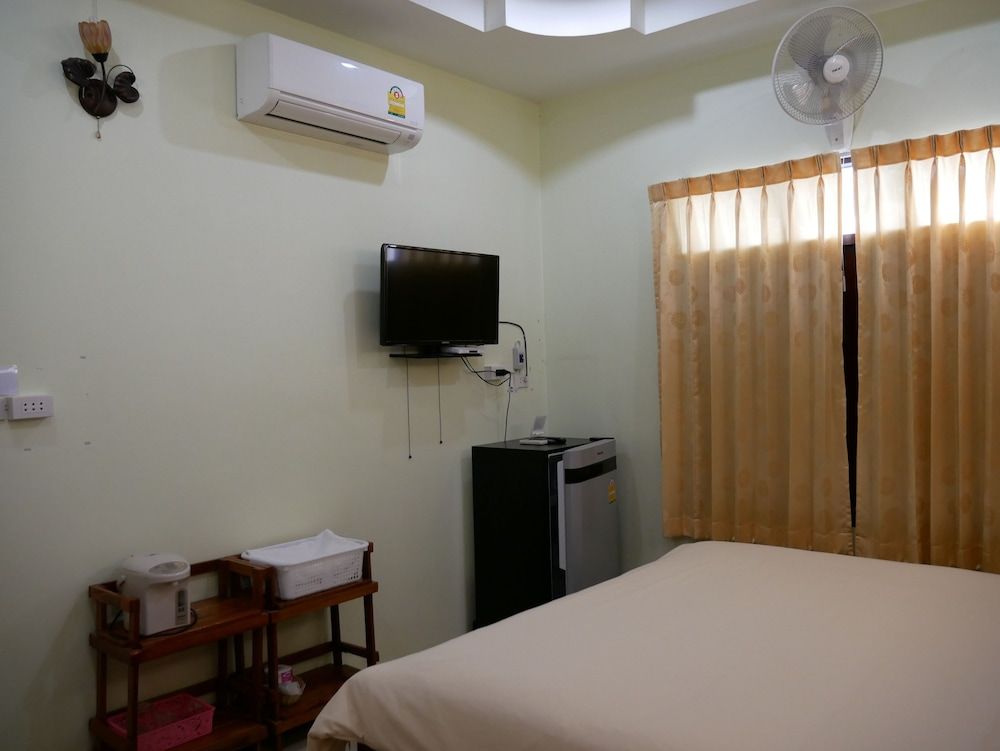 Suanluang Garden View Resort Deluxe Room 6