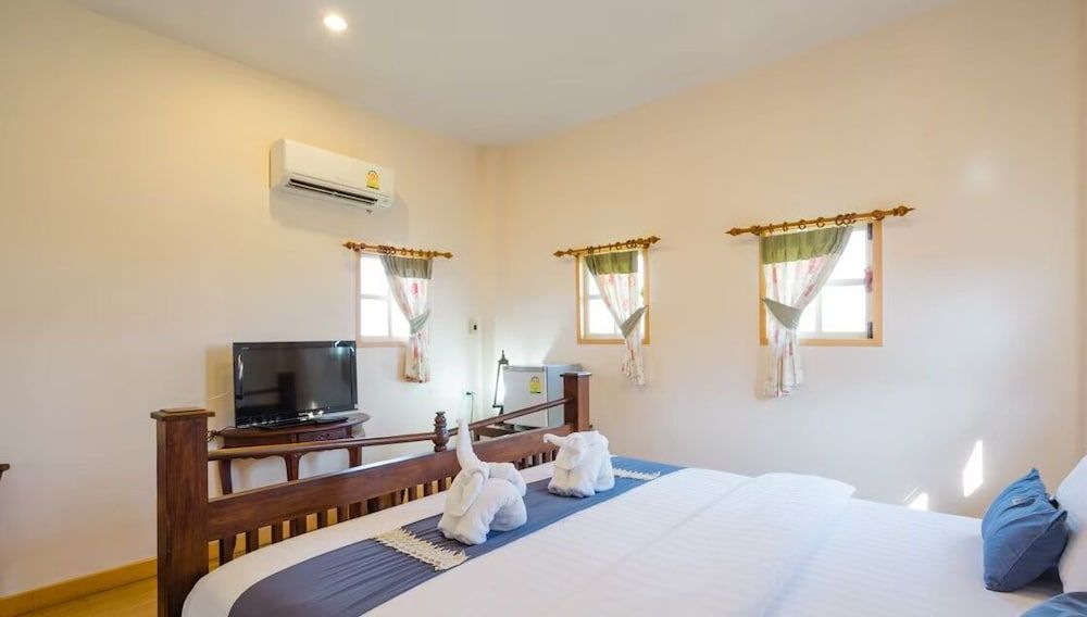 P Paradise Hotel Family Room 8