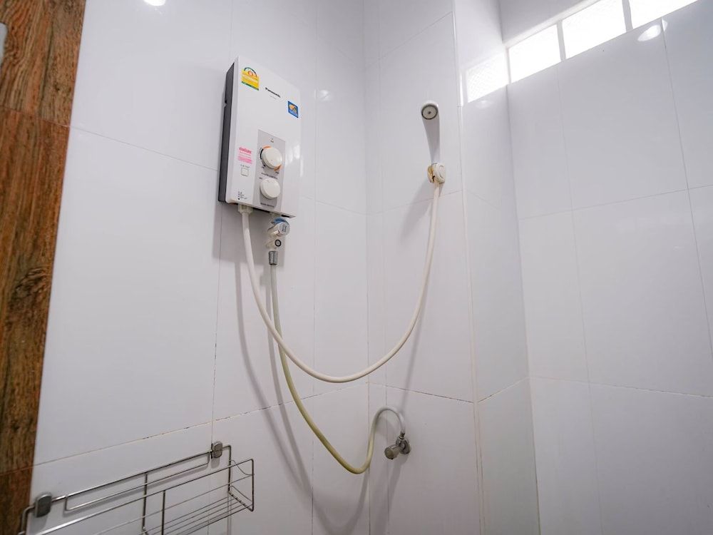 RoomQuest Chonburi Phanat Nikhom Standard Twin Room, 2 Twin Beds 3