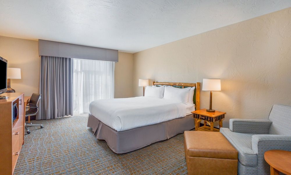 Standard Room, 1 King Bed, Courtyard View
