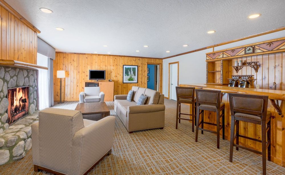 Suite, 1 King Bed, Balcony (Jetted Tub, High Floor)