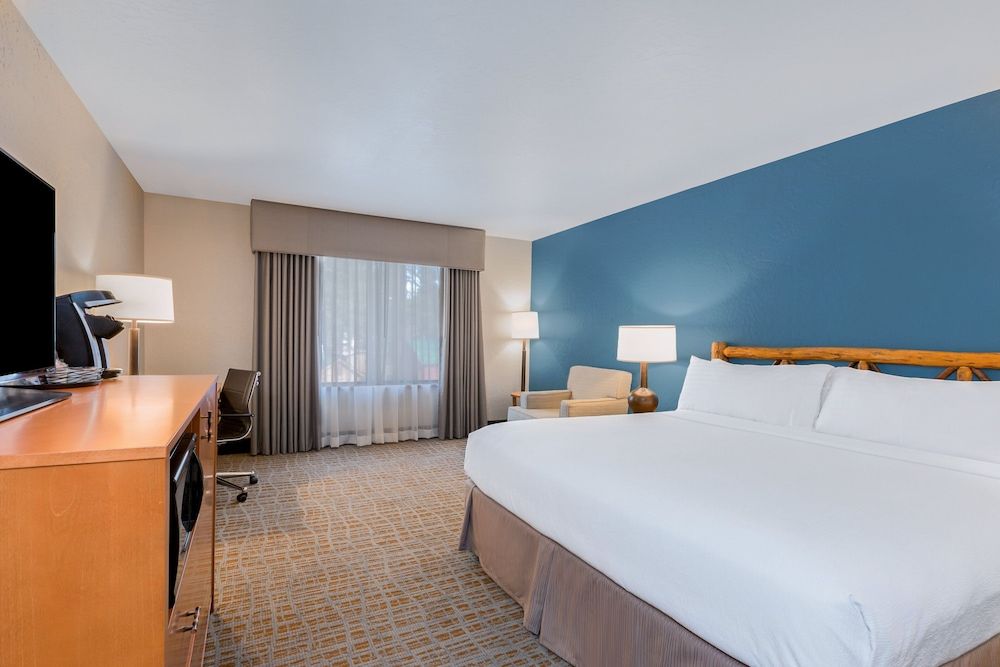 Standard Room, 1 King Bed, Courtyard View
