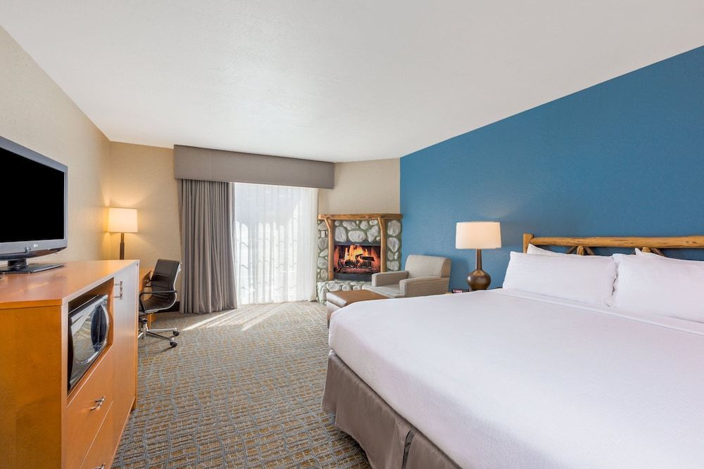 Standard Room, 1 King Bed, Patio, Courtyard View