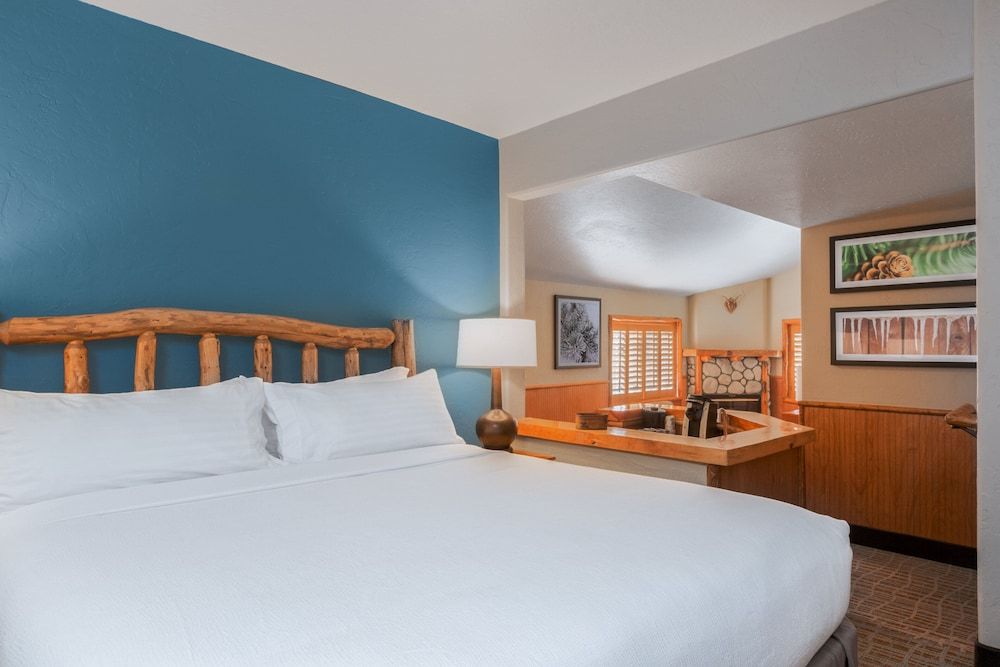 Suite, 1 King Bed, Balcony, Courtyard View
