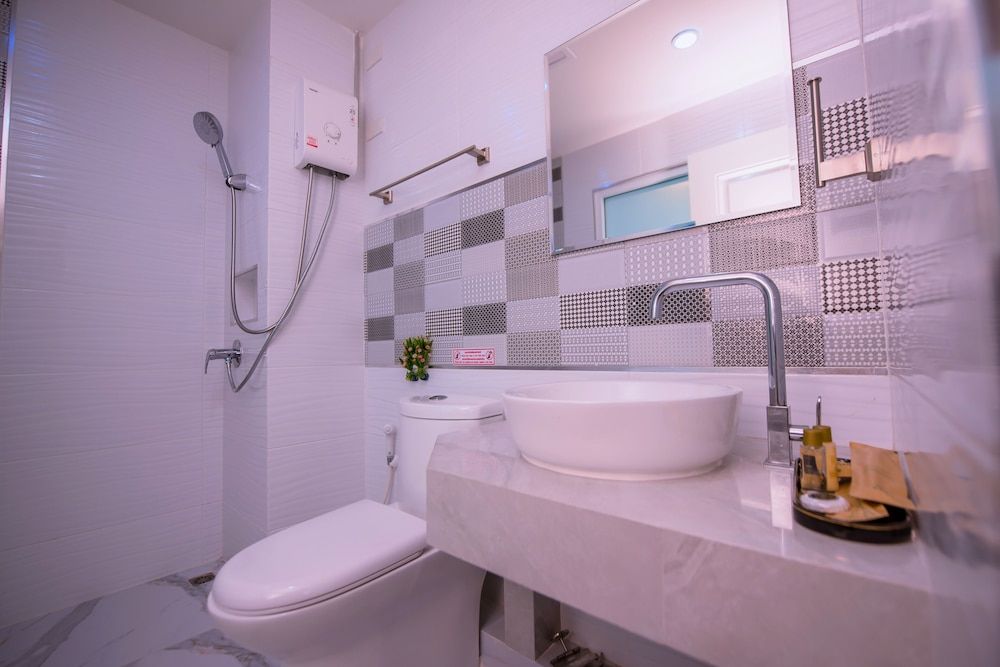 MS Hotel & Resort Si Racha Superior Room, 1 King Bed, Refrigerator 8