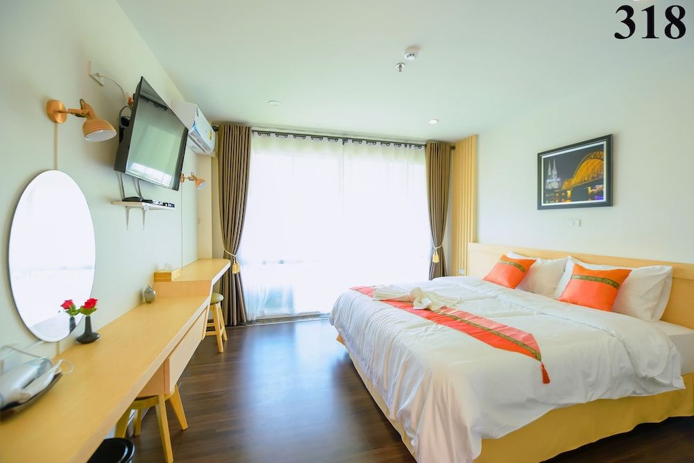 MS Hotel & Resort Si Racha Superior Room, 1 King Bed, Refrigerator 4