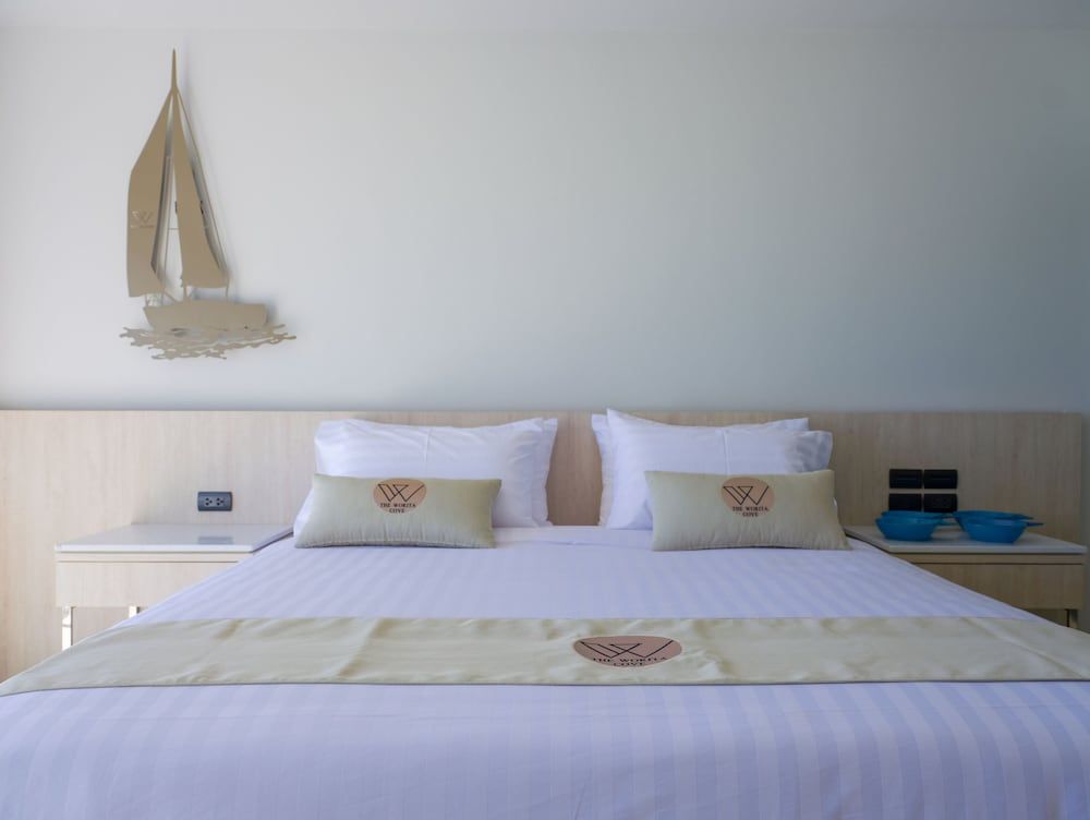 Worita Cove Hotel Deluxe Double Room with Sea View 4