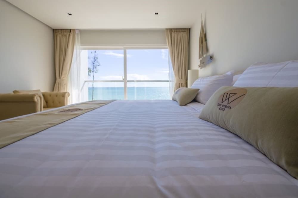 Worita Cove Hotel Deluxe Double Room with Sea View 7