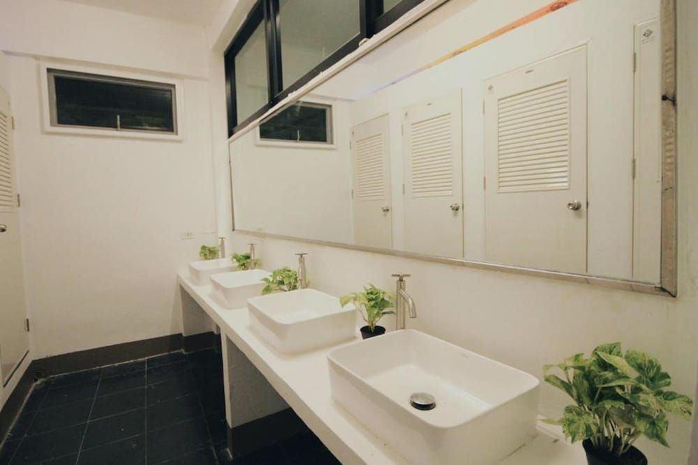 Mint Hostel 10-Bed Mixed Dormitory Room 4