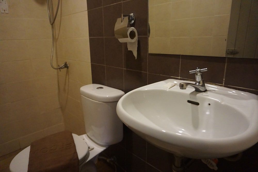 Queens Hotel Standard Room 19