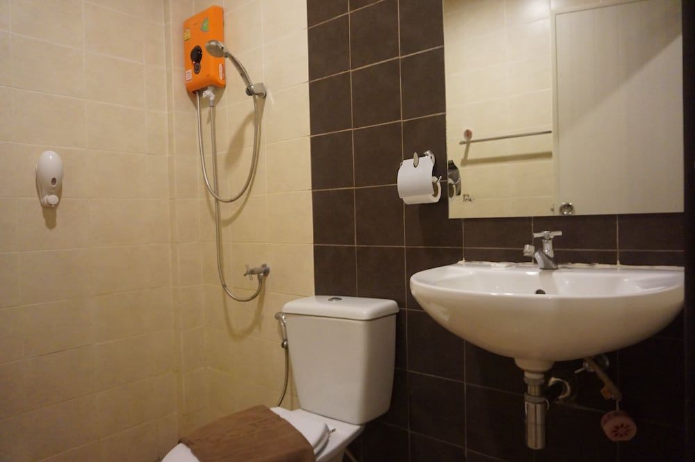 Queens Hotel Standard Room 18