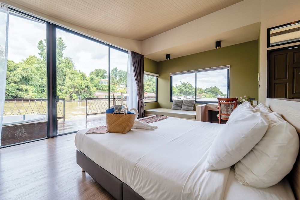 Grand Deluxe Raft Room