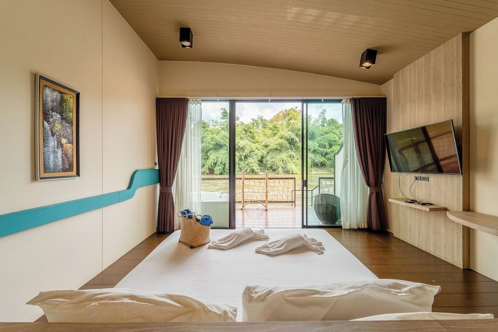 Deluxe Raft Room