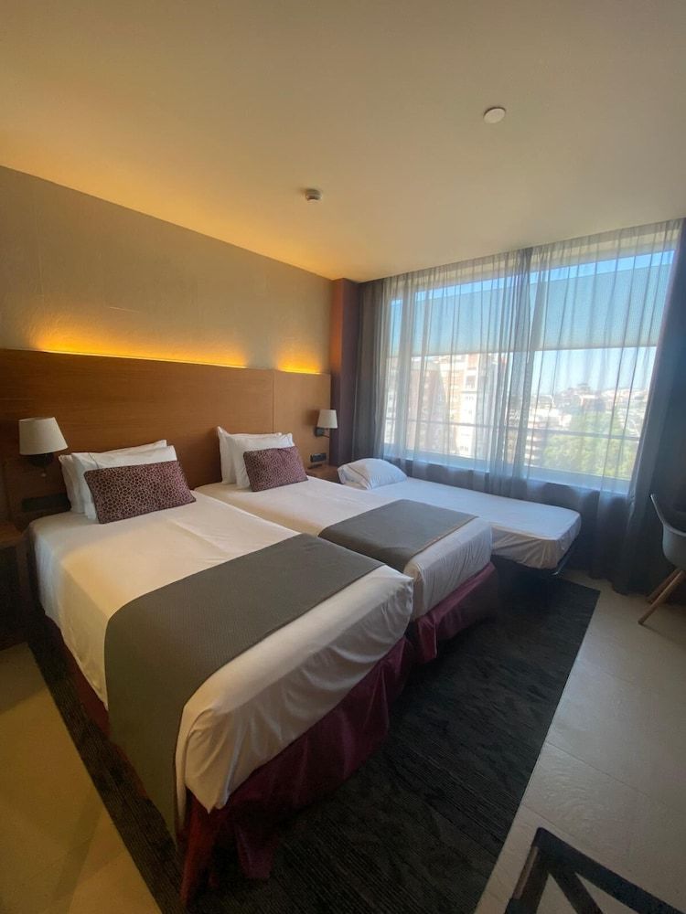 Hotel Badalona Tower Standard Room with Extra Bed 2