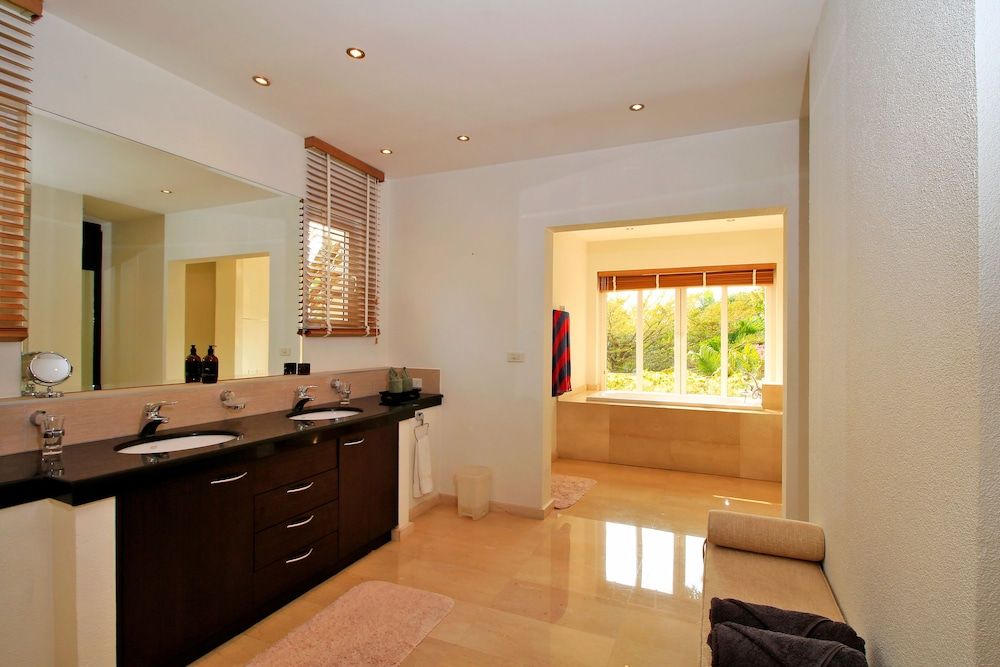 Pattaya Sunset Villa 4 Bedroom Sleeps 8 4-Bedroom Villa 38