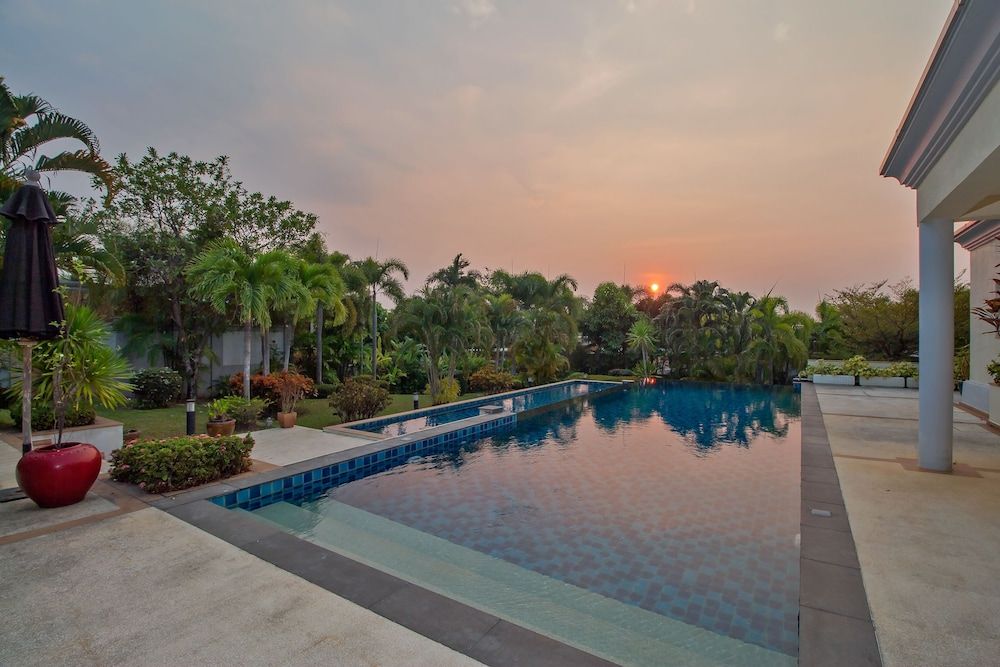 Pattaya Sunset Villa 4 Bedroom Sleeps 8 4-Bedroom Villa 32