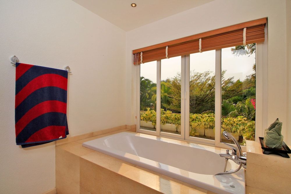 Pattaya Sunset Villa 4 Bedroom Sleeps 8 4-Bedroom Villa 40