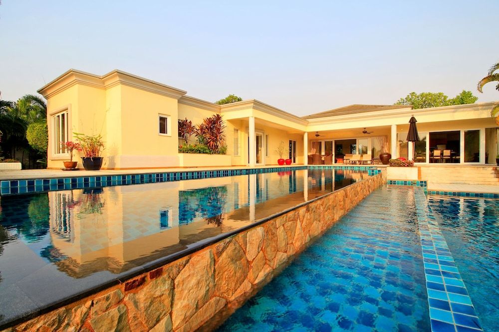 Pattaya Sunset Villa 4 Bedroom Sleeps 8 4-Bedroom Villa 35