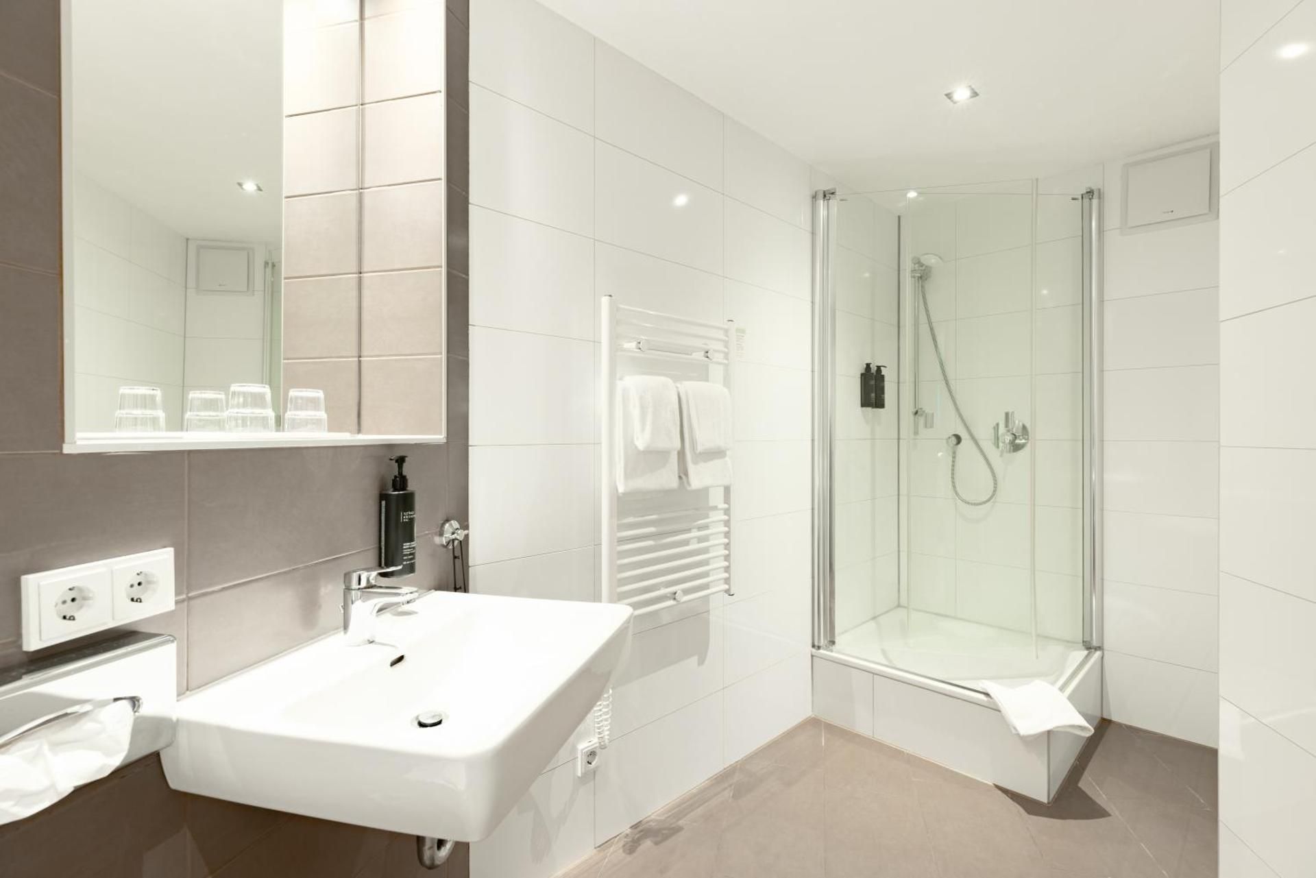 Garner Hotel Dusseldorf Main Station by IHG 1 Queen Standard 3