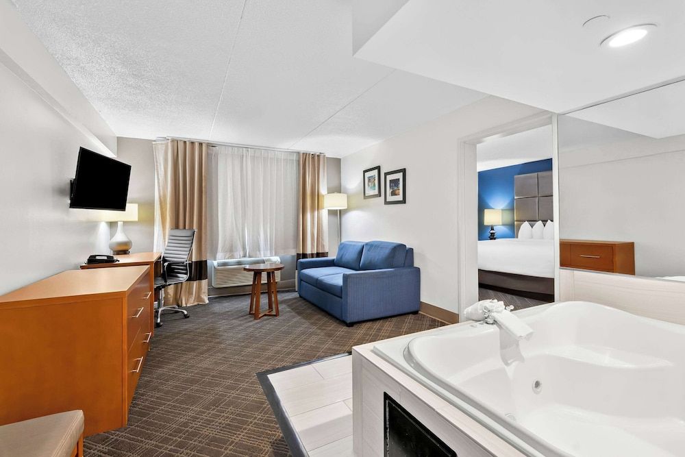 Suite, 1 King Bed With Jacuzzi Tub