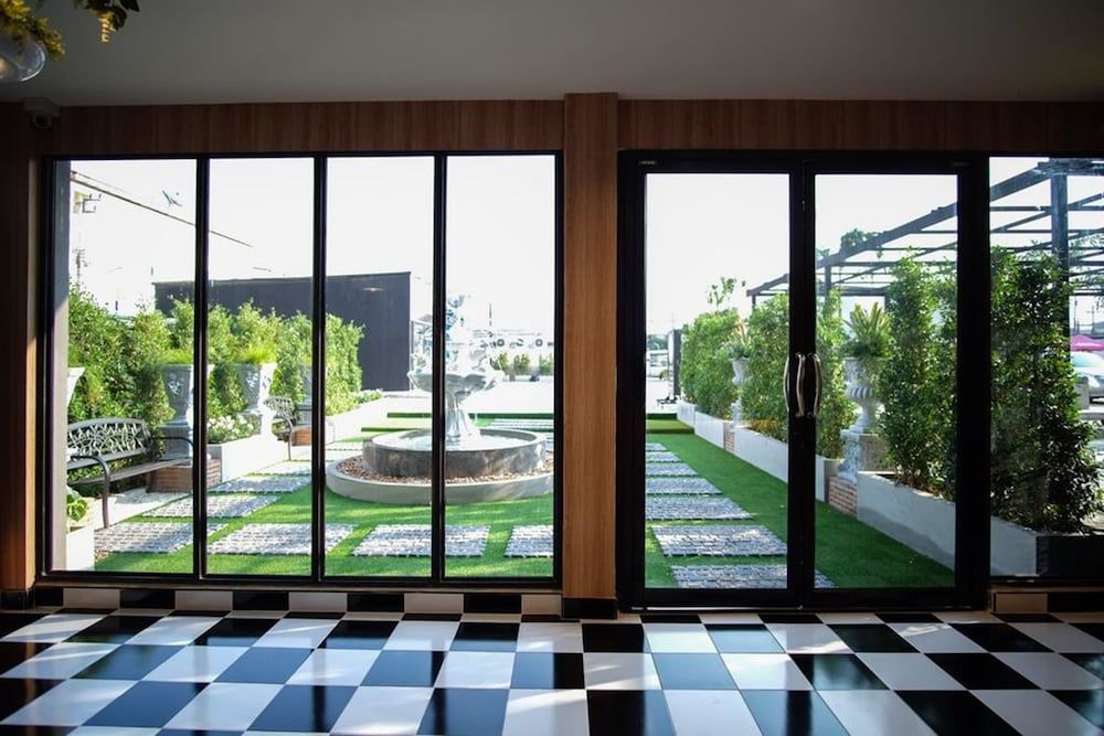 undefined The O-Zone Airport Inn 8