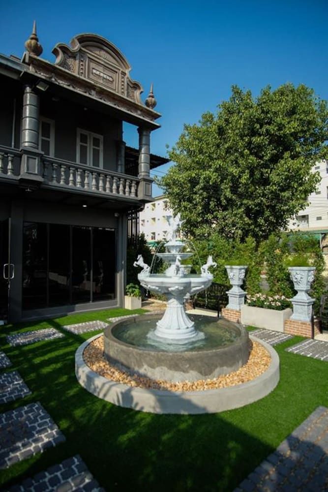 undefined The O-Zone Airport Inn 5