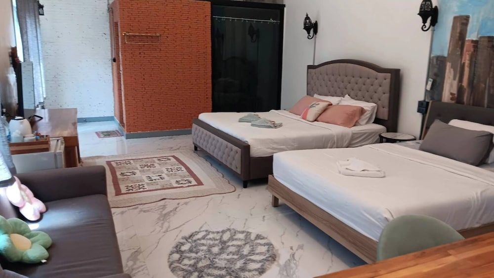 Family Room, Multiple Beds