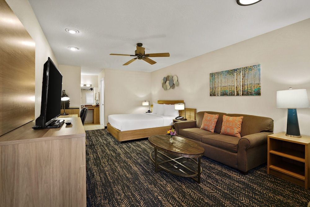 La Fuente Inn & Suites