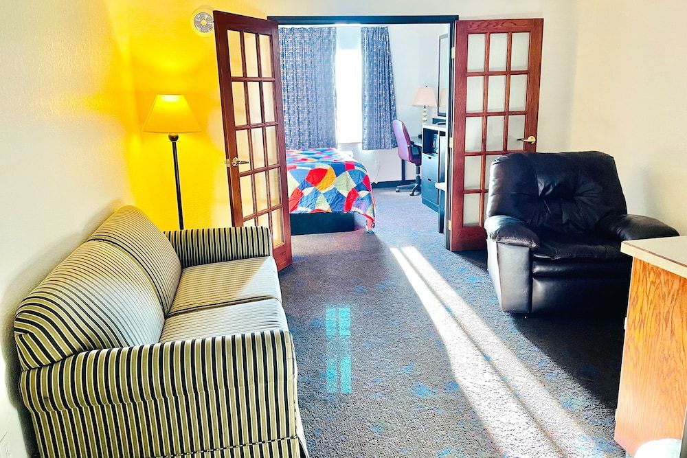 Coratel Inn & Suites By Jasper Northfield 1 King Family Suite Non-Smoking