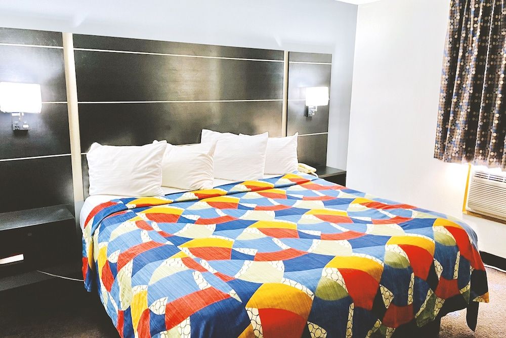 Coratel Inn & Suites By Jasper Northfield Deluxe 1 King Bed Non-Smoking 4