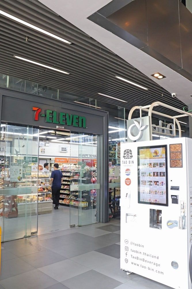 undefined The Quarter Ari by UHG 3