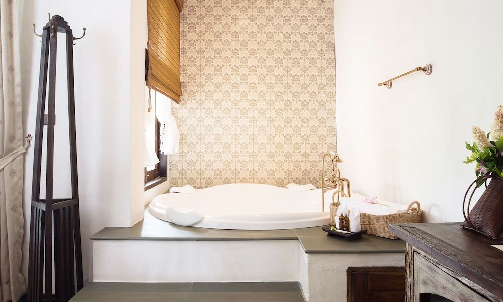 Deep Soaking Bathtub