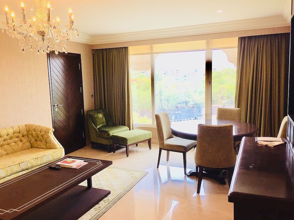 Luxury Room City View Twin Bed