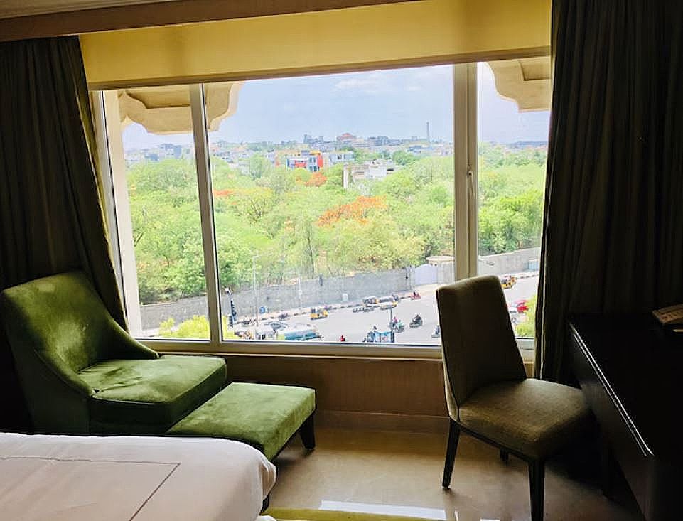 Luxury Room City View Twin Bed