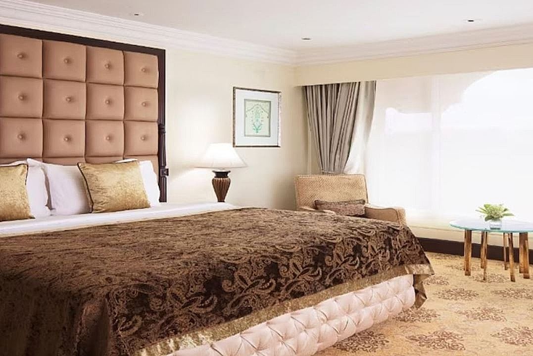 Deluxe Suite Lake View King Bed