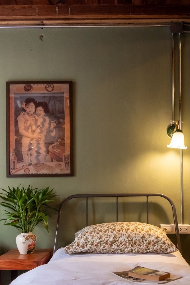 undefined Live Local 8