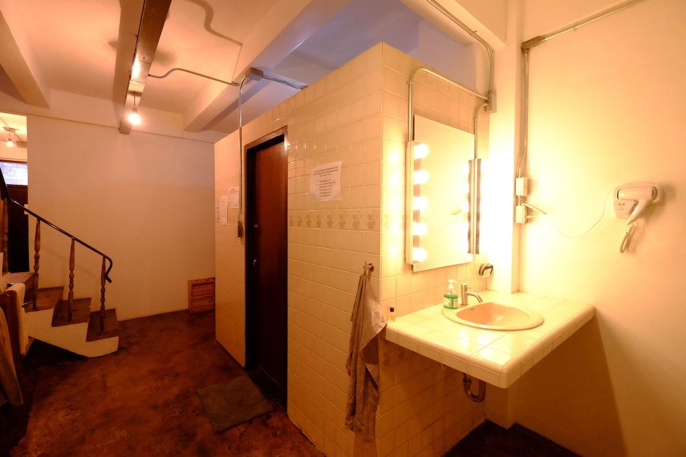 42 Guesthouse Single Room with Shared Bathroom 7