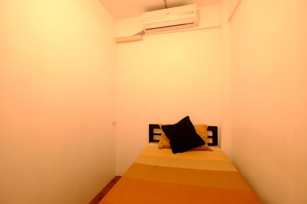 42 Guesthouse Single Room with Shared Bathroom 10