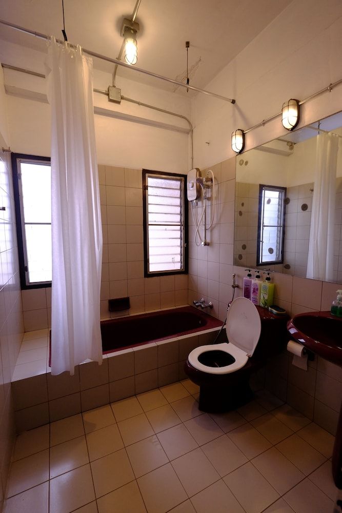 42 Guesthouse Single Room with Shared Bathroom 6